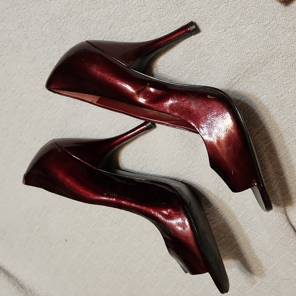 woman's heels - Picture 2 of 4
